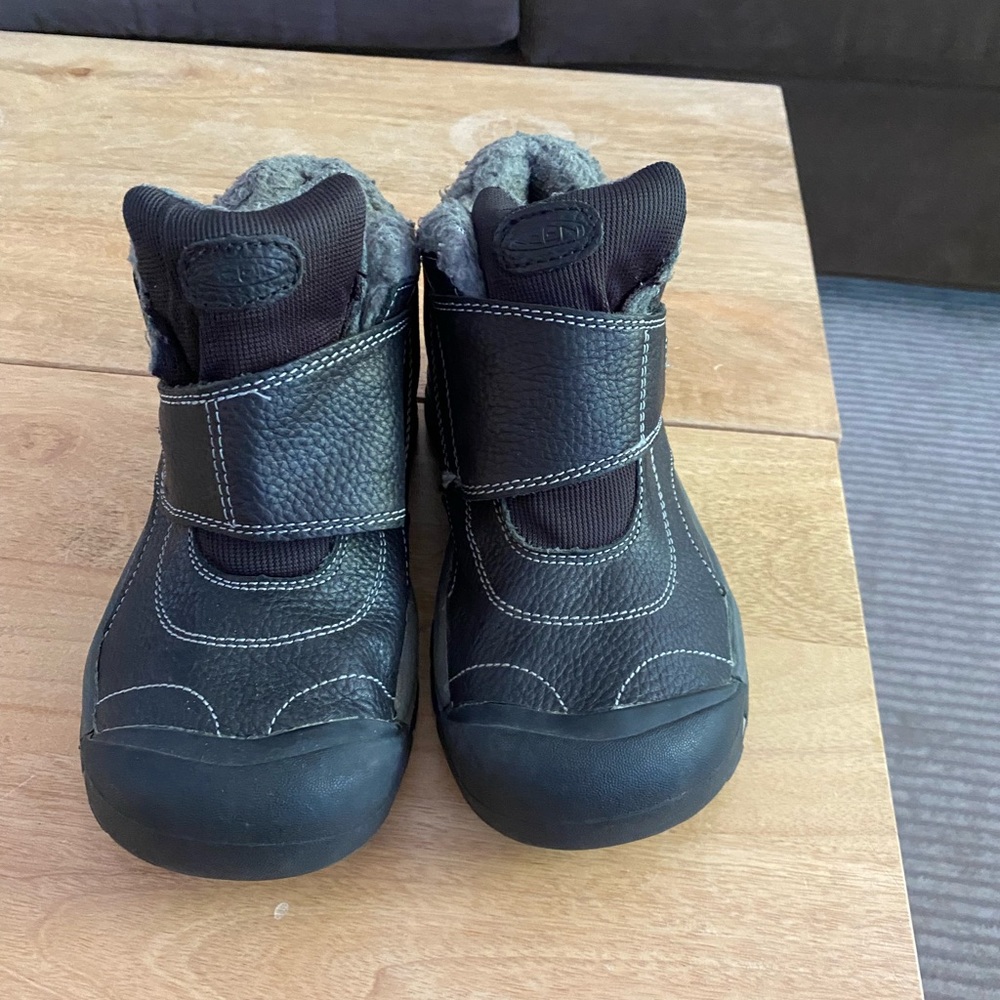 Keens  kids leather winter boots sz 5